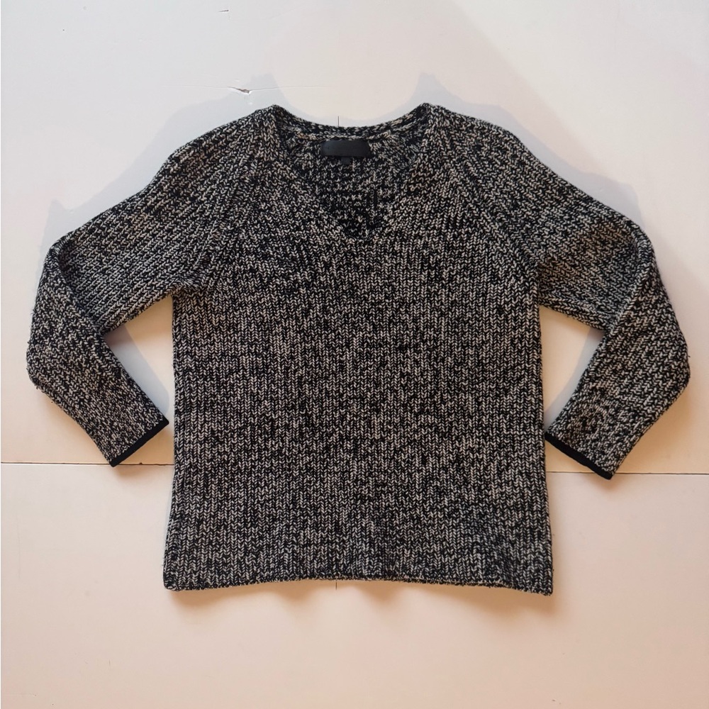 rag & bone Black and White V-Neck Sweater in Size M in GUC
